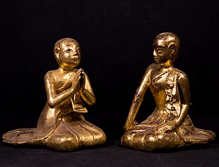 Paar hölzerne Mönchsfiguren aus Burma (Myanmar), sitzend; eine mit Namaskara, Schrägansicht
