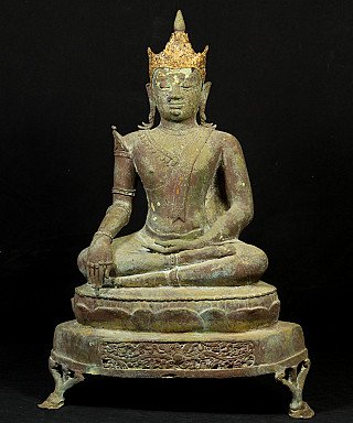 Bronzen Lanna Boeddhabeeld uit Thailand op hoge voet, zittend in bhumisparsha mudra, vooraanzicht