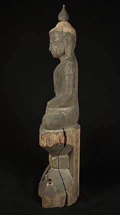 Buddhastatue aus Holz aus Myanmar im Shan-(Tai-Yai)-Stil, linke Seitenansicht mit Sockel