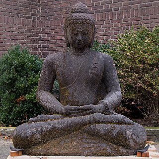Lavastein-Buddha-Statue aus Indonesien, sitzend in Dhyana-Mudra, Frontalansicht