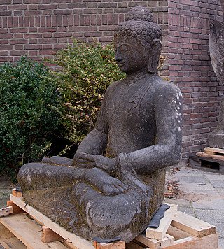 Indonesische Lavastein-Buddha-Statue, sitzend in Meditation, Dreiviertelansicht links