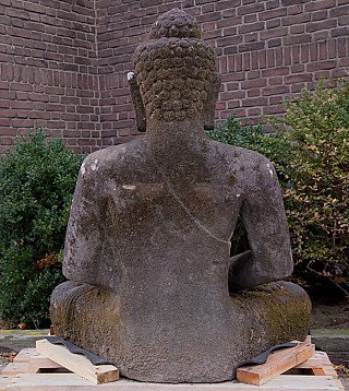 Sitzende Buddha-Statue aus Lavastein aus Indonesien, Rückansicht mit Rücken und Lockenhaar
