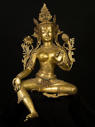 Große Tara aus Bronze aus Nepal, sitzend und reich verziert, Frontalansicht