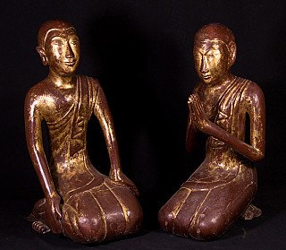 Set houten monnikbeelden uit Birma, zittend; rechts namaskara mudra, driekwartaanzicht