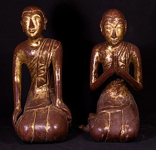 Twee houten monnikbeelden uit Myanmar, zittend; links handen op knieën, rechts gebedshouding