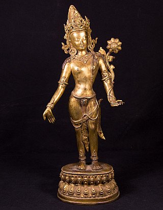 Nepalesische Tara-Statue aus Bronze, stehend auf Lotussockel, Frontalansicht mit Blüte
