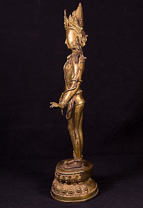 Stehende Tara aus Nepal in Bronze, Seitenansicht auf Lotusbasis
