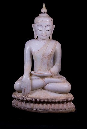 Marmor-Buddha-Statue aus Burma (Myanmar), sitzend auf Lotossockel, Frontalansicht