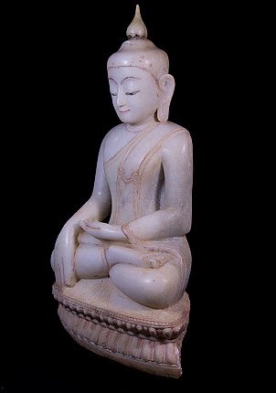 Ava-Buddha-Statue aus Marmor, Myanmar, sitzend in Dreiviertelansicht links