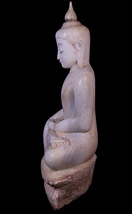 Sitzende Buddha-Statue aus Marmor, Burma (Myanmar), linke Seitenansicht