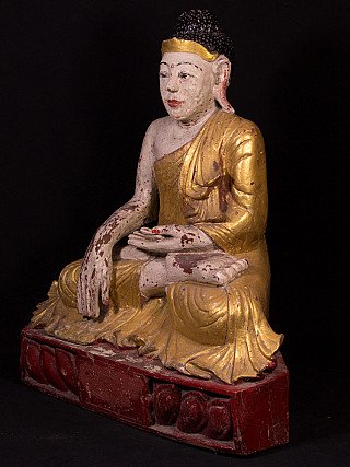 Mandalay Boeddhabeeld van hout uit Burma, driekwartaanzicht met roodgelakte sokkel