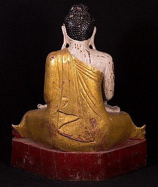 Houten Mandalay Boeddhabeeld, achteraanzicht met verguld gewaad over de rug en rode sokkel