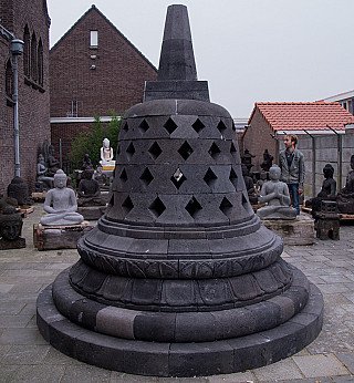 Grote lavastenen stupa uit Indonesië, volledig zicht met geperforeerde koepel en ronde basis