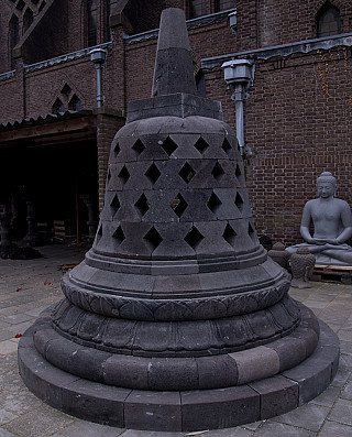 Grote Indonesische stupa van lavasteen, driekwartaanzicht met zicht op de gelaagde voet