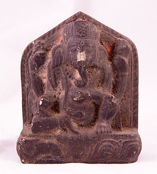 Nepalese houten Ganesha, zittend in reliëfblok, vooraanzicht met slurf en opgetilde armen