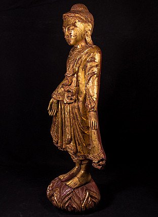 Buddha-Statue aus Holz aus Myanmar, stehende Figur mit Gewandfalten, Dreiviertelansicht