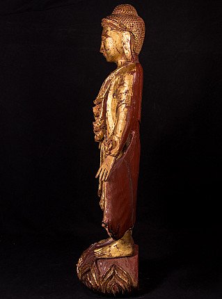 Hölzerne Buddha-Statue aus Birma in Seitenansicht, rote Rückseite und goldfarbene Vorderseite
