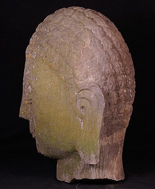 Boeddhahoofd uit China, linker zijaanzicht met lang oor en krullend haarpatroon