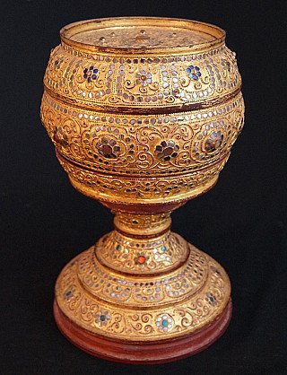 Burmesisches Lack-Opfergefäß auf Fuß, Mandalay-Periode, mit goldfarbenem Relief und Einlagen