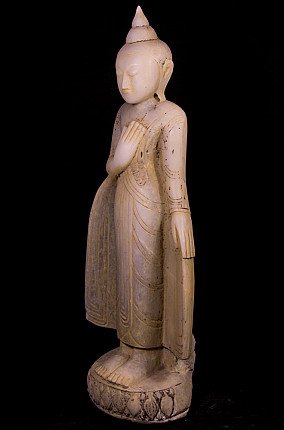 Marmor-Buddha-Statue aus Myanmar, stehende Figur in Dreiviertelansicht mit Hand an der Brust