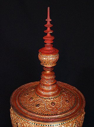 Detail of the lid finial with red tiered spire and gilded band