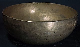Nepalesische Klangschale aus Bronze in Seitenansicht, mit Patina und Gebrauchsspuren