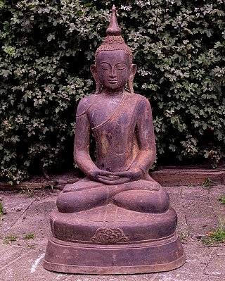Bronzen Boeddhabeeld uit Birma (Myanmar) in zithouding, frontaal op sokkel