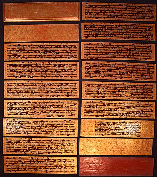 Birmaans Kammavaca-manuscriptboek uit de 19e eeuw, overzicht van meerdere houten bladen met schrift