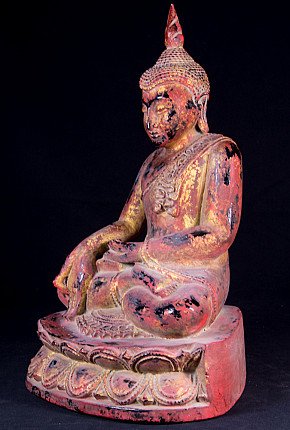 Buddha-Statue aus Holz aus Myanmar, Dreiviertelansicht von links mit nach unten gestreckter Hand