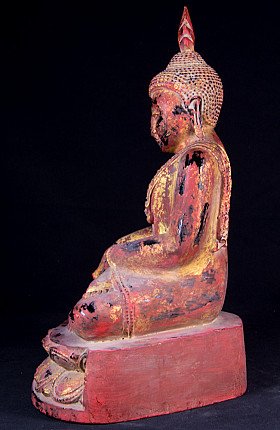 Hölzerne Buddha-Statue im Ava-Stil aus Burma, linke Seitenansicht auf rotem Sockel und Lotusbasis