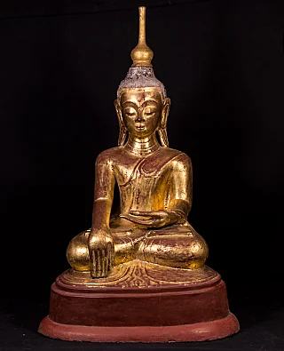 Burmesische Buddha-Statue aus Lackarbeit, sitzend in Bhumisparsha-Mudra, Frontansicht auf Sockel