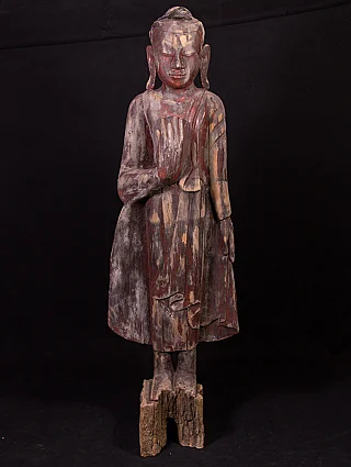 Stehende hölzerne Buddha-Statue aus Burma (Myanmar), Mandalay-Stil, frontal mit erhobener rechter Hand