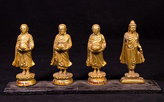 Houten Boeddha met drie monnikbeelden uit Myanmar op houten plank, vooraanzicht