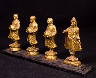 Set houten beelden uit Myanmar met staande Boeddha en drie monniken, schuin van rechts