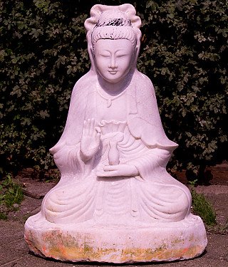 Marmor-Guan-Yin-Statue aus Myanmar, sitzend mit Vitarka-Mudra, Frontansicht