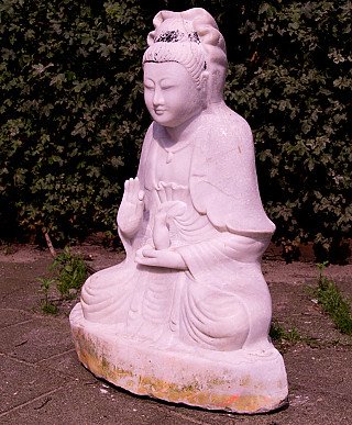 Sitzende Guan-Yin-Statue aus Marmor, Myanmar, Vitarka-Mudra, Dreiviertelansicht links