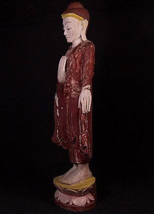 Alte holzerne stehende Mandalay Buddha Figur