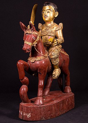 Burmesische Nat-Statue aus Holz auf Pferd, Dreiviertelansicht links mit erhobenem Schwert
