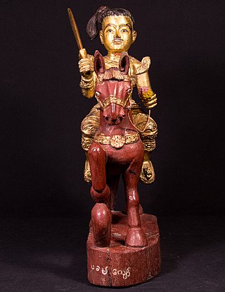 Hölzerne Nat-Figur aus Myanmar auf Pferd, Frontalansicht mit Schwert und bemaltem Sockel