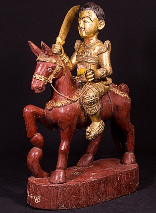 Nat-Statue aus Holz aus Birma, Dreiviertelansicht links mit Blütenopfer und Schwert