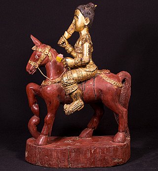 Burmesische Nat-Statue auf Pferd, linke Seitenansicht mit Schwertarm und Pferdeschweif