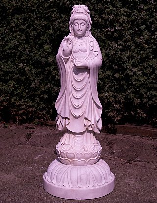 Große Guanyin-Statue aus Marmor aus China, stehend auf Lotus-Sockel, Frontalansicht