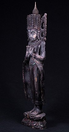 Stehende gekrönte Buddha-Statue aus Holz aus Myanmar, Dreiviertelansicht mit Händen vor der Brust