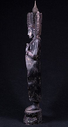 Stehende Buddha-Statue aus Holz aus Burma, Seitenansicht mit hoher Krone und langem Gewand