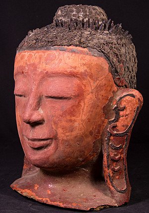 Boeddhahoofd uit Burma (Myanmar) in lakwerk, driekwartaanzicht links met oor en haarlokken