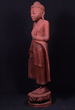 Holz-Buddha-Statue aus Burma (Myanmar), Dreiviertelansicht links mit fallendem Gewand