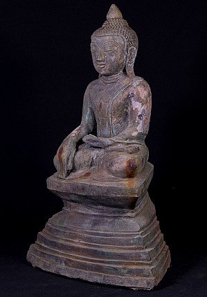 Buddha-Statue aus Bronze aus Myanmar, Dreiviertelansicht mit Stufensockel