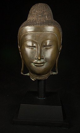 Bronzen Boeddhahoofd uit Birma (Myanmar), Mandalay-stijl, frontaal op sokkel