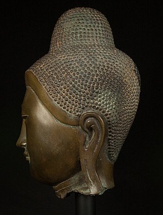 Bronzen Boeddhahoofd, linker zijaanzicht met lange oorlel en profiel van neus en lippen