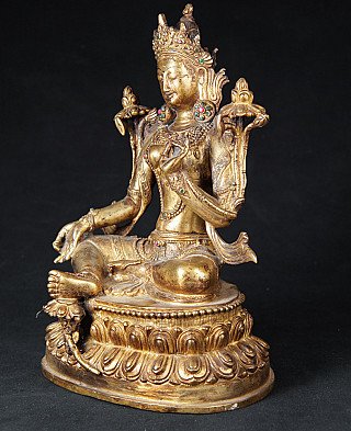 Grüne-Tara-Statue aus Bronze, Nepal, Dreiviertelansicht links mit Lotussockel und Schmuckdetails